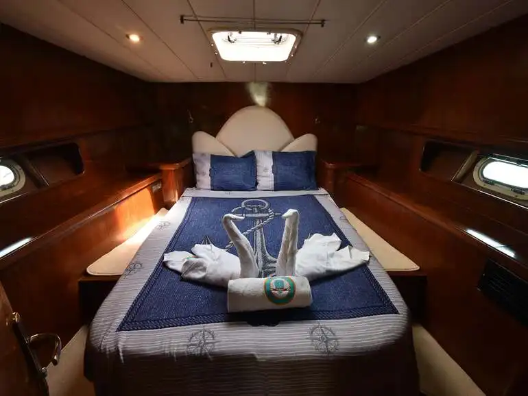 YACHT ASSOL